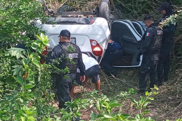 Choca, vuelca y termina en el hospital; ocurrió en el Pozole