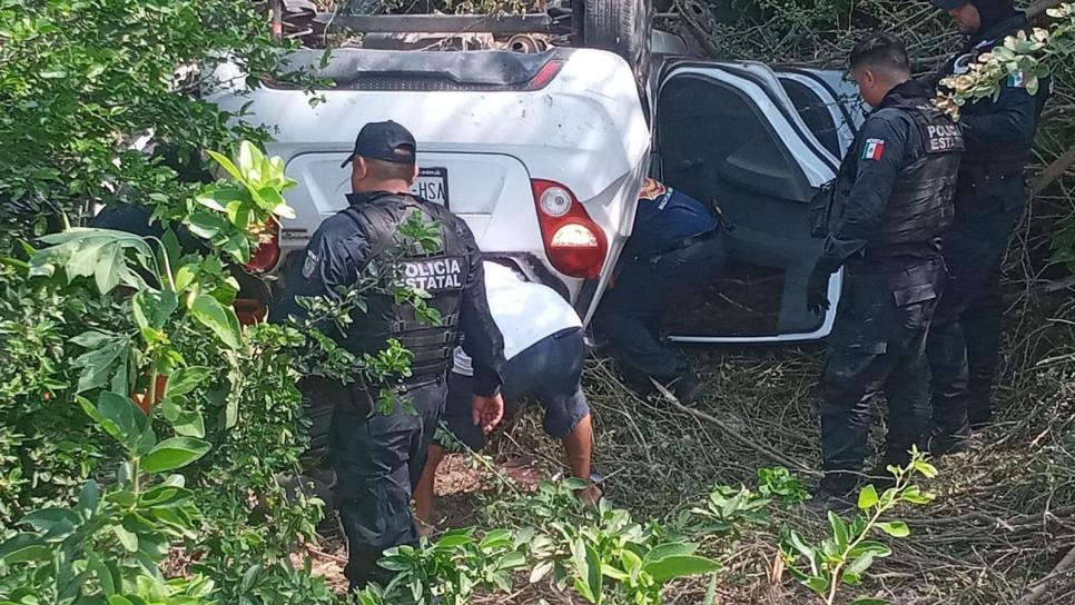 Choca, vuelca y termina en el hospital; ocurrió en el Pozole