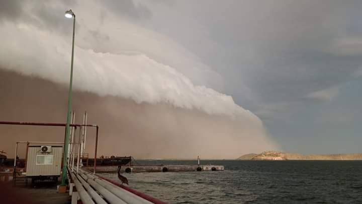 Repentina tormenta de arena cubre Guaymas y Hermosillo