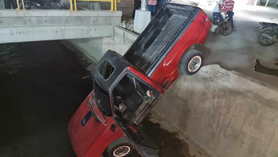 Adulto mayor cae con todo y camioneta al canal de Chulavista, en Culiacán