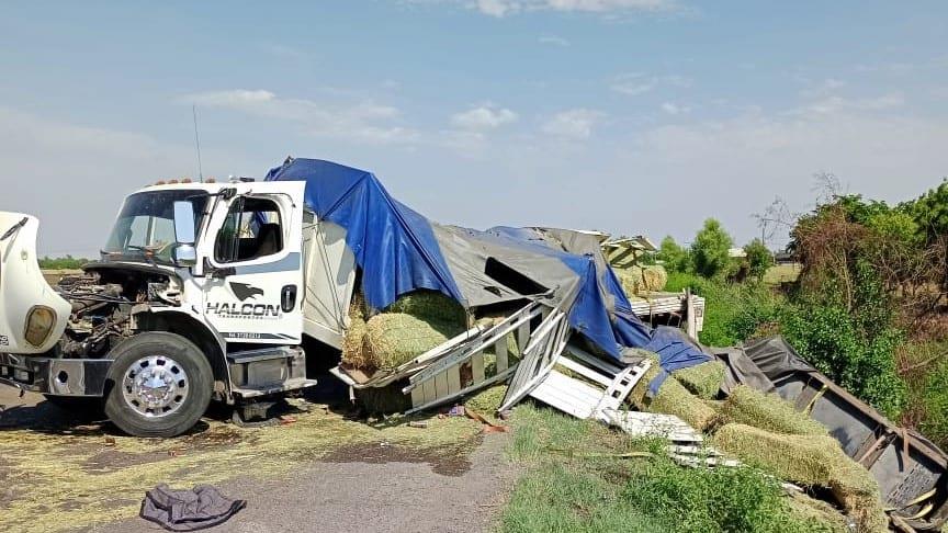 Vuelca tractocamión cargado con pacas sobre la México 15, en Guayparime