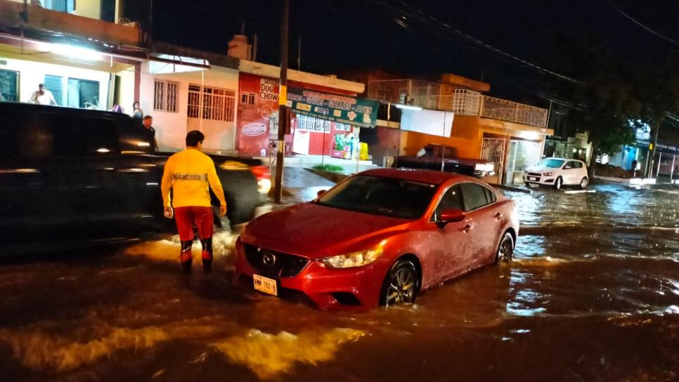 Tormenta eléctrica deja apagones y árboles caídos en diversos puntos de Mazatlán