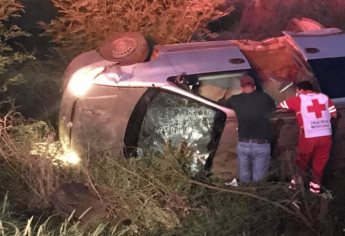 Mujer termina prensada al volcar en la México 15 frente al ejido Figueroa, Guasave