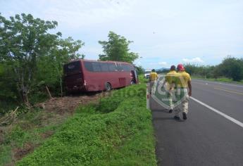 Pierde el control del autobús que manejaba y salen del camino en Escuinapa