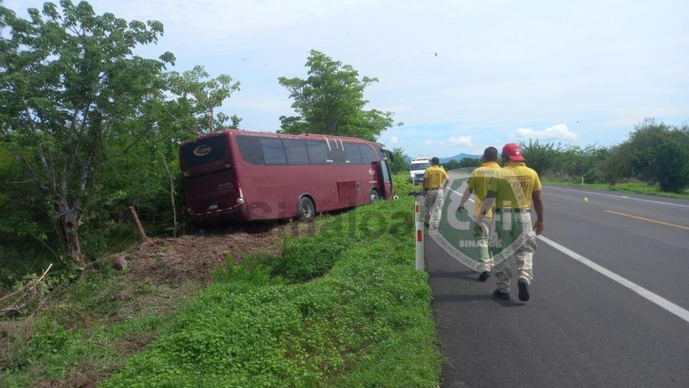 Pierde el control del autobús que manejaba y salen del camino en Escuinapa