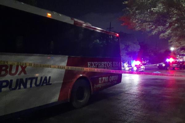Muere atropellado por un camión de personal mientras caminaba en Culiacán