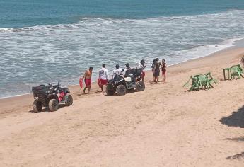 Policía Acuática rescata a dos turistas que eran jalados por el mar en Mazatlán