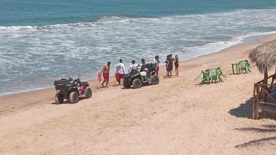 Policía Acuática rescata a dos turistas que eran jalados por el mar en Mazatlán Policía Acuática rescata a dos turistas que eran jalados por el mar en Mazatlán