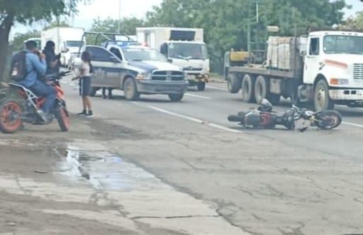 Camión urbano golpea a motociclista, lo deja malherido y huye en Mazatlán