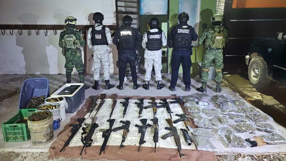 Aseguran 2 camionetas, 16 armas largas, y droga tras «reventar» casa de seguridad en Villa Juárez Navolato 