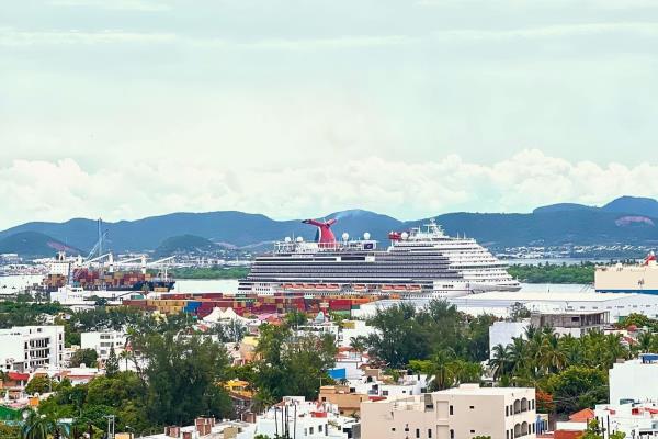Llegan a Mazatlán 5 mil turistas en el crucero Carnival Panorama