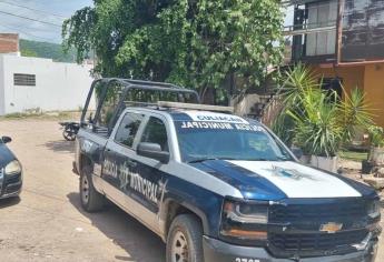 Policías detienen a hombre tras ser sorprendido orinando en la calle, al revisarlo le encuentran 34 dosis de cristal