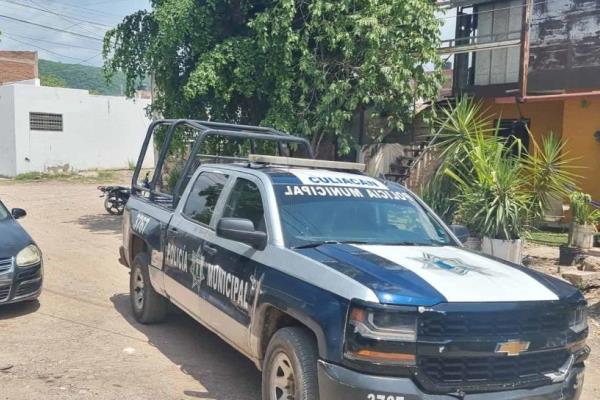 Policías detienen a hombre tras ser sorprendido orinando en la calle, al revisarlo le encuentran 34 dosis de cristal