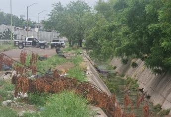 Encuentran un encobijado en el canal de Colinas del Bosque en Culiacán