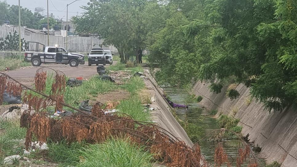 Encuentran un encobijado en el canal de Colinas del Bosque en Culiacán