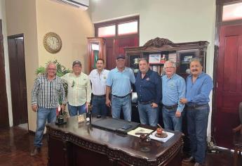 Alcalde de El Fuerte se reúne con dirigentes de módulos de riego y Red Mayor
