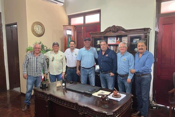 Alcalde de El Fuerte se reúne con dirigentes de módulos de riego y Red Mayor