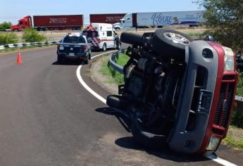 Vecino de Iztapalapa vuelca por la México 15 en Las Brisas, Guasave