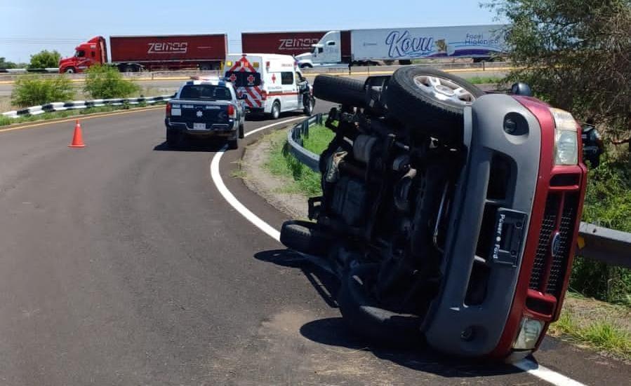 Vecino de Iztapalapa vuelca por la México 15 en Las Brisas, Guasave