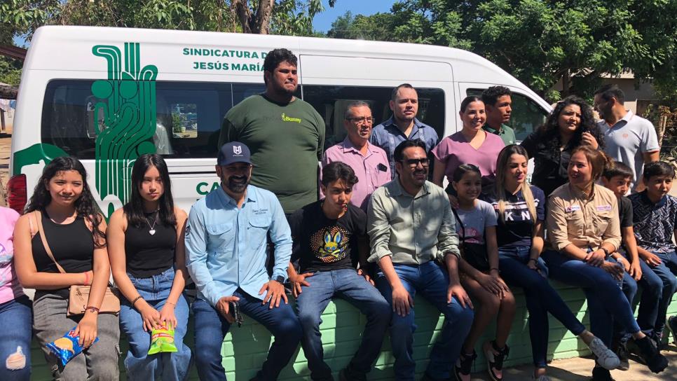 Alcalde de Culiacán entrega vehículo de traslado para estudiantes en Jesús María