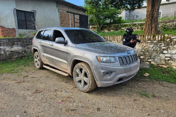 Aseguran camioneta abandonada en Sinaloa municipio, había dos armas de fuego, cartuchos y cargadores