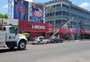 Tráiler tumba poste de luz en el Centro de Los Mochis