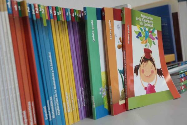 Dividen opiniones mazatlecos respecto a los libros de texto