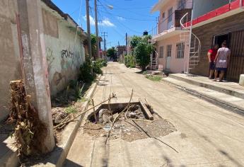 Se hunde calle en Mazatlán con todo y la banqueta