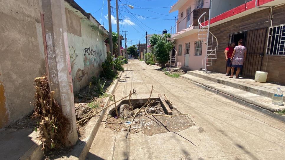 Se hunde calle en Mazatlán con todo y la banqueta