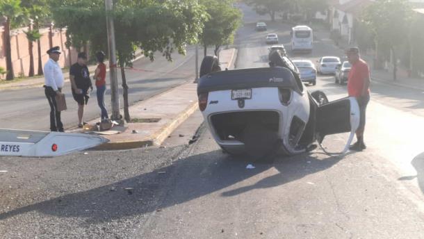 Volcadura deja un herido en zona residencial de Culiacán