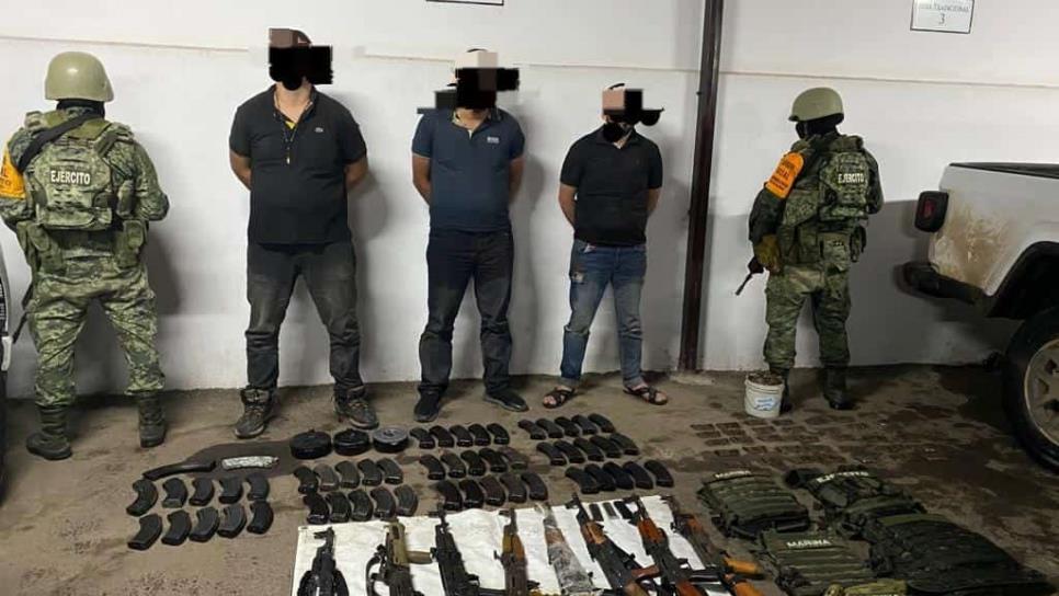 Decomisan arsenal, una Jeep Gladiator y detienen a 3 en el municipio de Sinaloa; traían «narcovolantes»