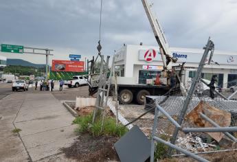 Vientos derriban poste de 12 metros en Culiacán