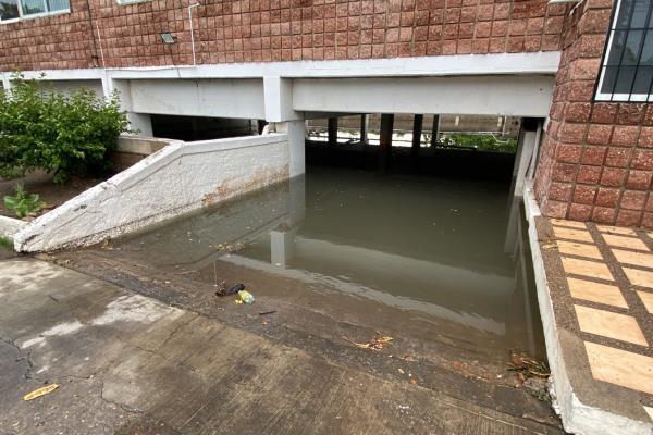 Estacionamiento se inunda con cada lluvia en Mazatlán