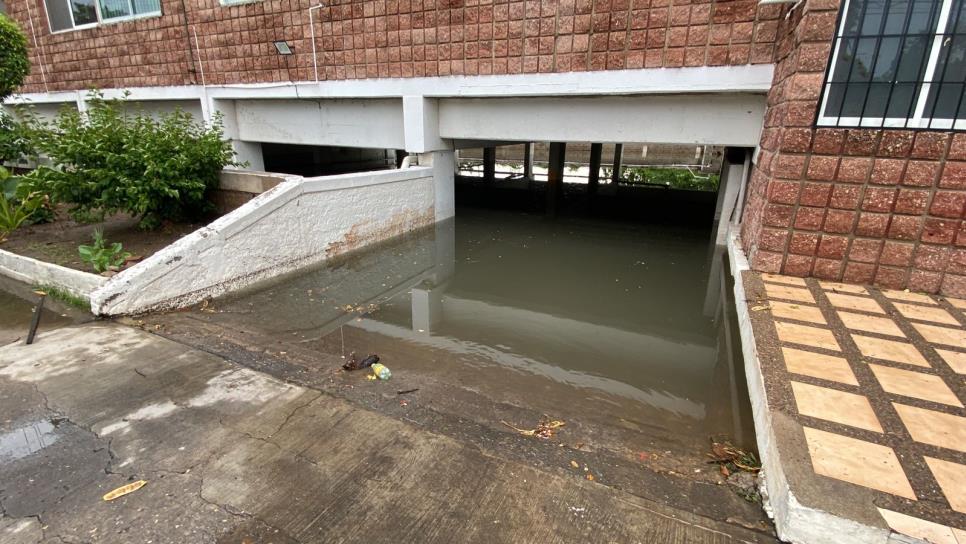 Estacionamiento se inunda con cada lluvia en Mazatlán