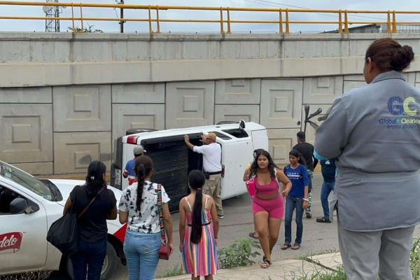 Camioneta vuelca en la salida sur de Mazatlán