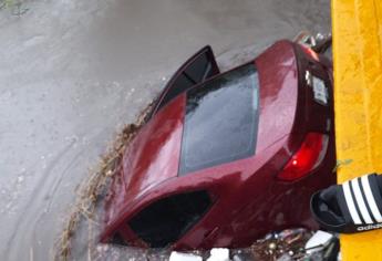 Arroyo arrastra vehículo tras intensa lluvia en Culiacán