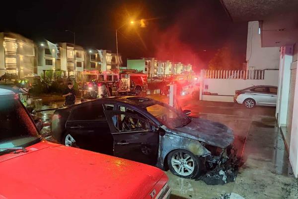 Lluvias causan incendio de vehículo en Mazatlán 