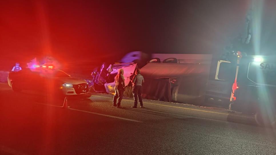 Vuelca tráiler cargado de sopas instantáneas en el Valle del Carrizo