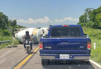 Vuelca camión cargado de concreto en El Quelite, Mazatlán