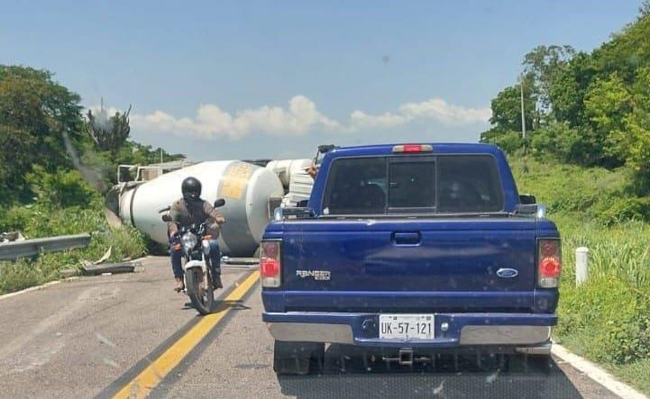 Vuelca camión cargado de concreto en El Quelite, Mazatlán