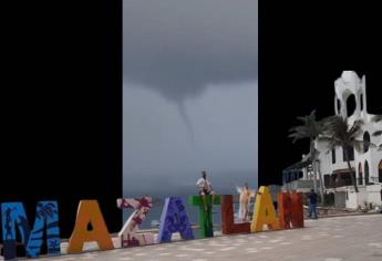 VIDEO | Tromba Marina sorprende en el puerto de Mazatlán, Sinaloa