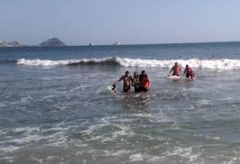 Policía Acuática de Mazatlán rescata a turista de CDMX de ahogarse
