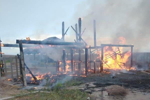 Cae rayo y calcina palapa en El Maviri»: PC Ahome