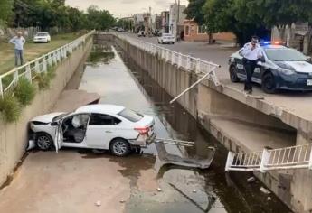 Conductor cae a un canal de la colonia Agustina Ramírez, en Culiacán