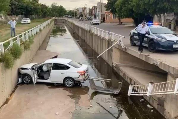 Conductor cae a un canal de la colonia Agustina Ramírez, en Culiacán