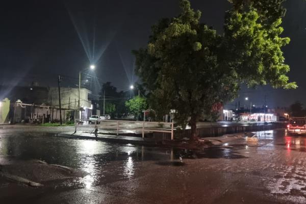 Un conductor es arrastrado por el canal de Chulavista en el sector sur de Culiacán