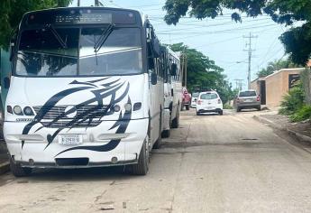Camiones hacen terminal improvisada en El Venadillo, Mazatlán; tapan calle y destruyen banquetas