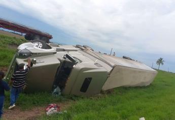 Tractocamión termina volcado  sobre la Maxipista, en el tramo de Culiacán a Mazatlán