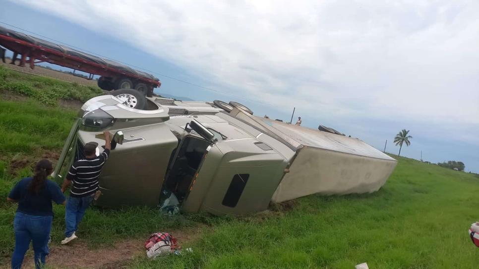 Tractocamión termina volcado  sobre la Maxipista, en el tramo de Culiacán a Mazatlán