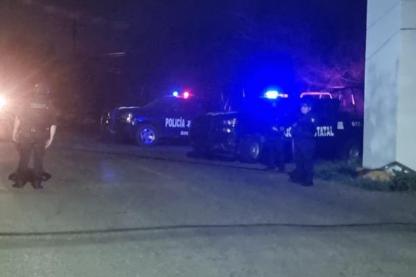 Dos personas en una motocicleta despojan una camioneta por la colonia Vallado, en Culiacán